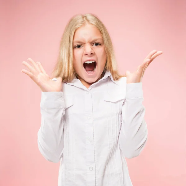 Geïsoleerd op roze casual tiener meisje schreeuwen in studio — Stockfoto