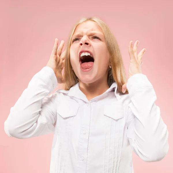 Isolado em rosa jovem casual adolescente menina gritando no estúdio — Fotografia de Stock