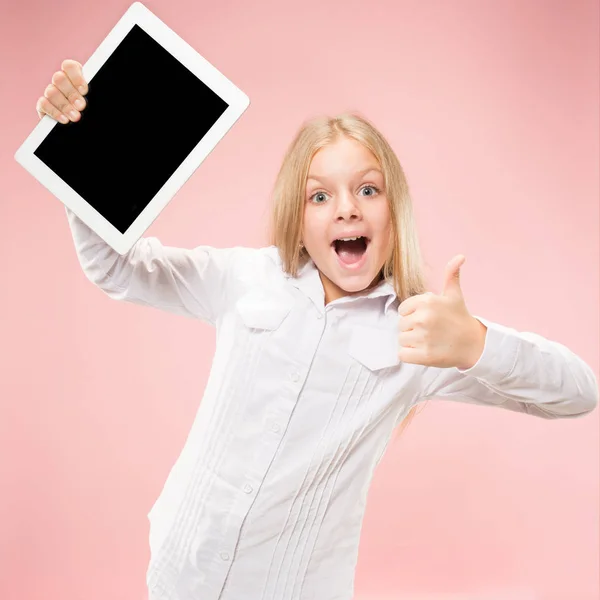 Menina engraçada com tablet no fundo rosa — Fotografia de Stock