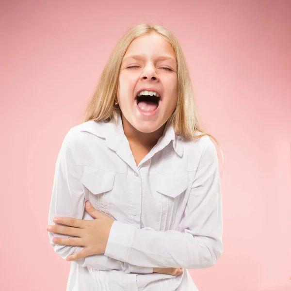 Isoliert auf rosa junge lässige Teenie-Mädchen schreit im Studio — Stockfoto