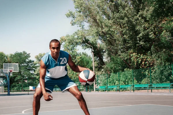 Imagen de un joven jugador de baloncesto africano confuso practicando —  Fotos de Stock