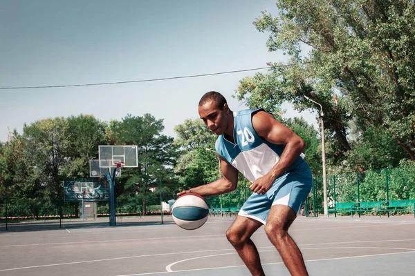 Imagen de un joven jugador de baloncesto africano confuso practicando —  Fotos de Stock