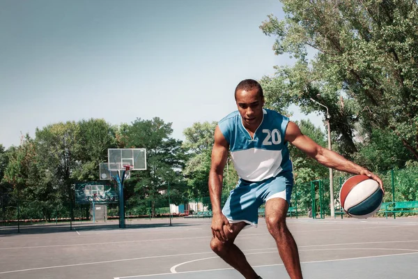 Imagem de um jovem jogador de basquete africano confuso praticando — Fotografia de Stock