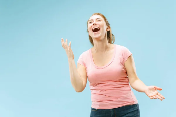 The happy business woman standing and smiling against pastel background. — Stock Photo, Image