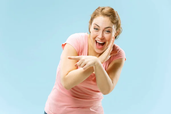 Den lykkelige forretningskvinne som står og smiler mot pastellbakgrunnen . – stockfoto