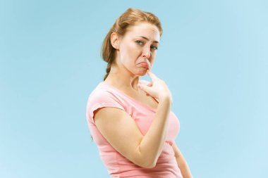 Güzel kadın arıyor şaşırttı ve üzerinde izole mavi şaşkın