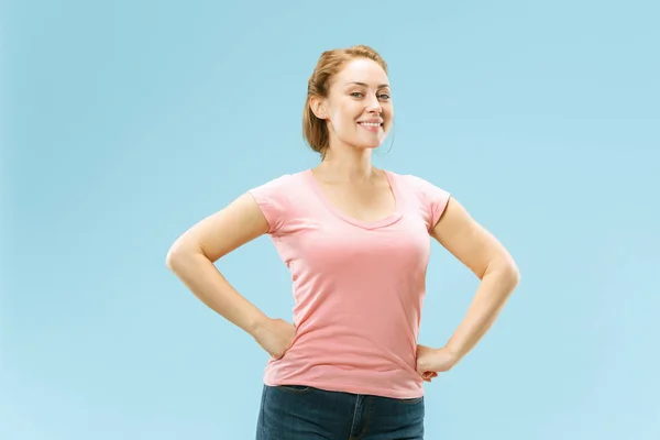 La mujer de negocios feliz de pie y sonriendo sobre fondo pastel . —  Fotos de Stock