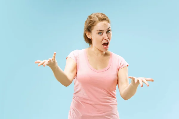 Hermoso retrato femenino de media longitud aislado en el fondo del estudio azul. La joven mujer emocional sorprendida —  Fotos de Stock