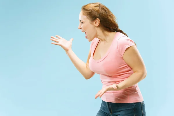 Wunderschönes Frauenporträt isoliert auf blauem Studiohintergrund. die junge emotional überraschte Frau — Stockfoto