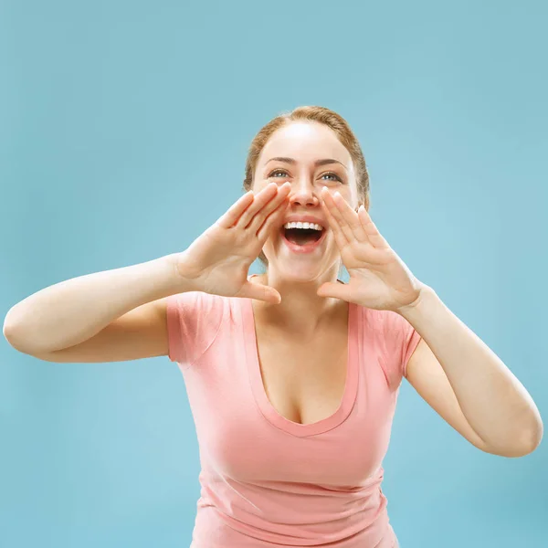 Vereinzelt auf blauer, lässiger Frau, die im Studio schreit — Stockfoto