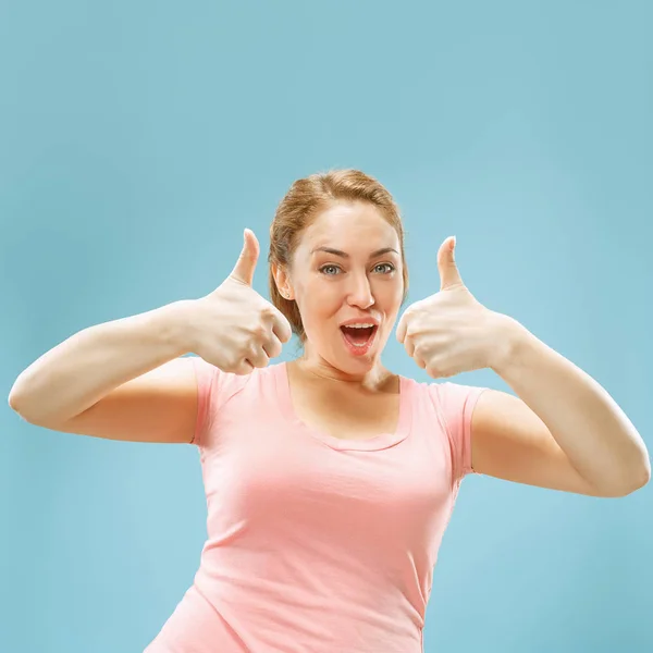 Den glade forretningskvinne som står og smiler mot blå bakgrunn . – stockfoto