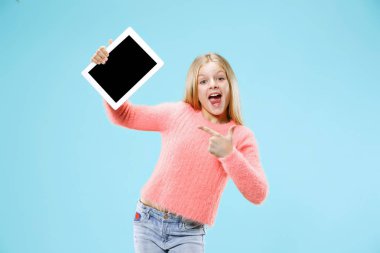 Küçük kız mavi zemin üzerine tablet ile