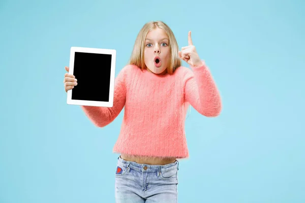 Λίγο Αστείο Κορίτσι Tablet Φόντο Μπλε Στούντιο Αυτή Δείχνει Κάτι — Φωτογραφία Αρχείου