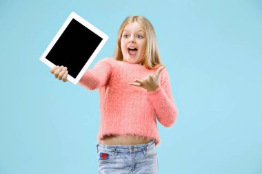 Küçük kız mavi zemin üzerine tablet ile