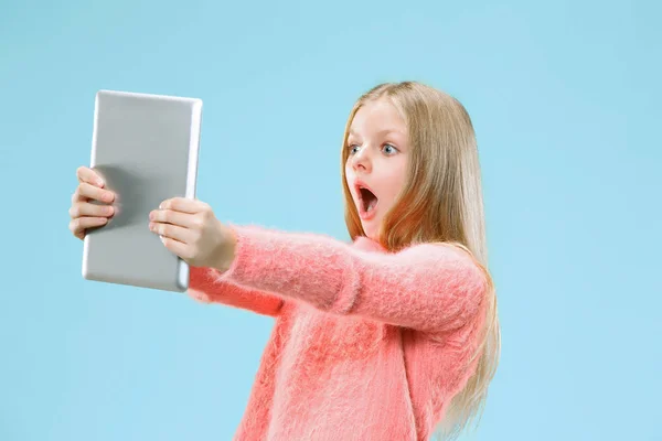 Teen κορίτσι με το laptop. Αγάπη υπολογιστή έννοια. Ελκυστική μισού μήκους μπροστά Προσωπογραφία γυναίκας, μοντέρνο στούντιο μπλε backgroud. — Φωτογραφία Αρχείου