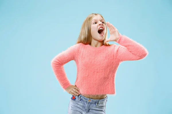 Izolované na modré mladé casual dospívající dívka křičí na studiu — Stock fotografie