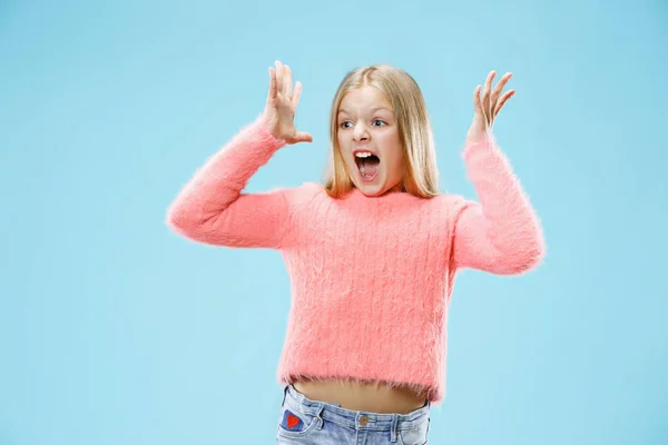 Isolado em rosa jovem casual adolescente menina gritando no estúdio — Fotografia de Stock