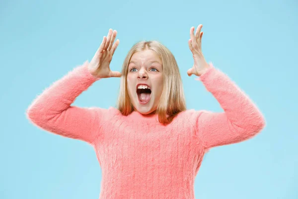 Isoliert auf blauem jungen beiläufigen Teenie-Mädchen schreit im Studio — Stockfoto