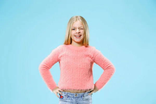 A menina adolescente feliz de pé e sorrindo contra o fundo azul . — Fotografia de Stock