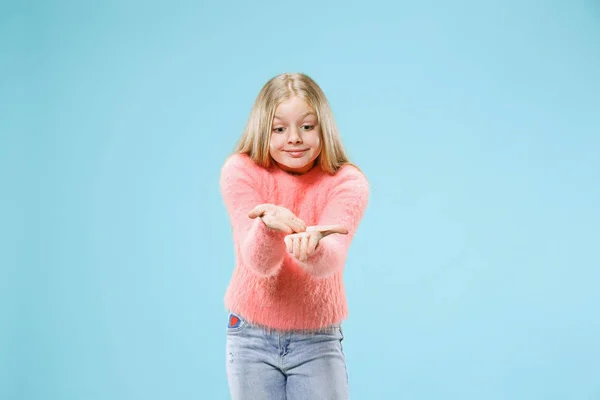 Prachtige vrouwelijke halve lengte portret op studio achtergrondgeluid. De emotionele tiener meisje — Stockfoto