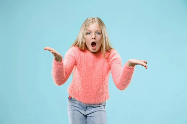 Belo retrato feminino de meia-duração em estúdio backgroud. A jovem menina adolescente emocional — Fotografia de Stock