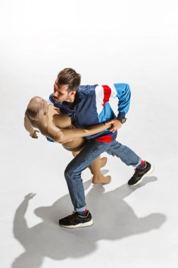 Moda kadın vücut. Adam kucaklama manken, mükemmel kadını rüya kavramı