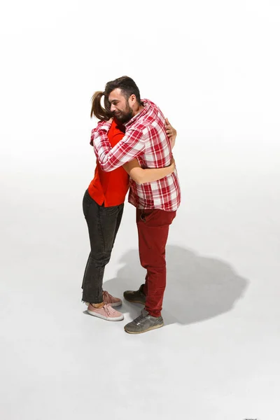Retrato de cuerpo completo de pareja abrazada con sonrisa. Caucásico modelos en amor —  Fotos de Stock