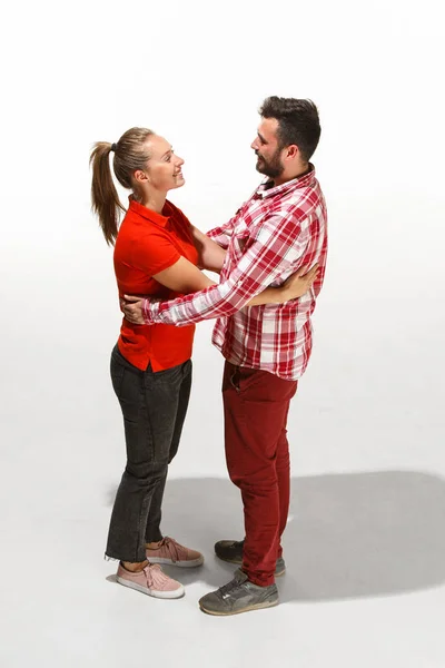 Ganzkörperporträt eines sich umarmenden Paares mit einem Lächeln. Kaukasische Models verliebt — Stockfoto