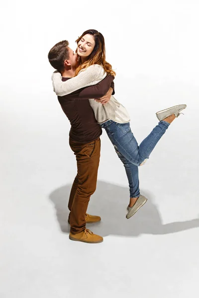Retrato de corpo inteiro de abraçar casal com sorriso. modelos caucasianos no amor — Fotografia de Stock