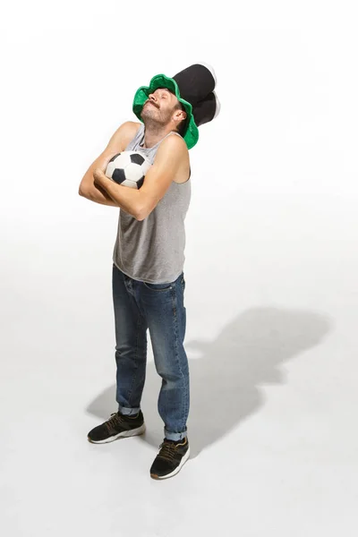 El joven fanático del fútbol - hombre abrazando pelota de fútbol aislado sobre un fondo blanco —  Fotos de Stock