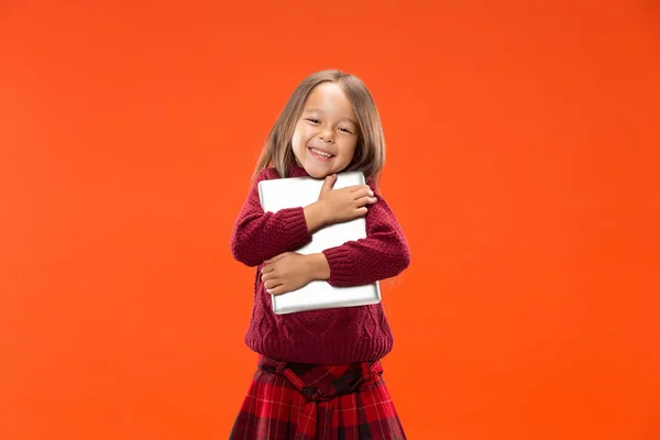 Menina adolescente com laptop. Adoro o conceito de computador. Atraente feminino meia-comprimento frente retrato, moderno estúdio backgroud . — Fotografia de Stock