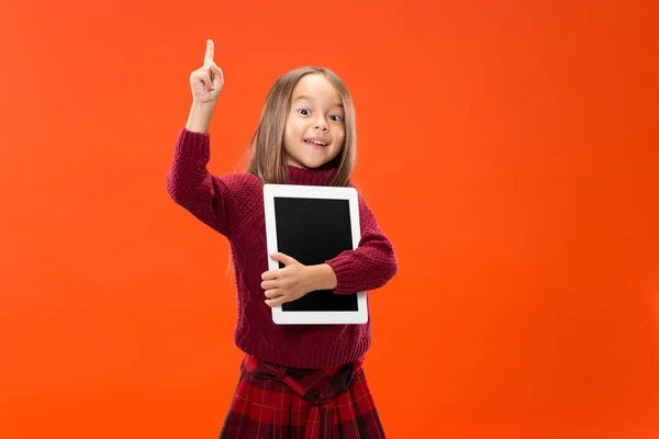 Niña divertida con la tableta en el fondo del estudio — Foto de Stock