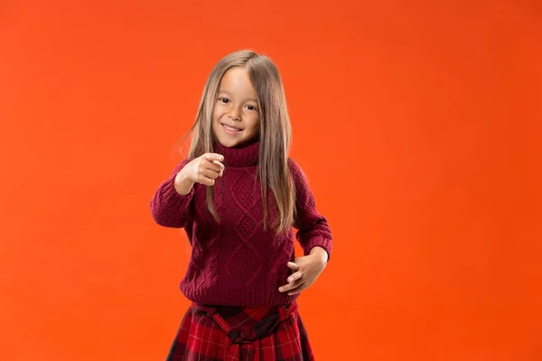 De gelukkige tiener meisje naar u, halve lengte close-up portret — Stockfoto