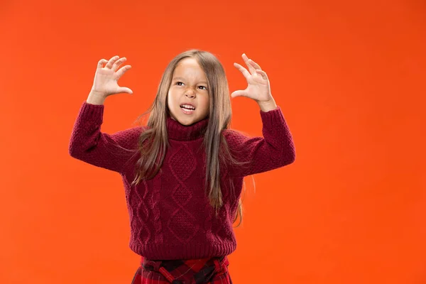 Portret van boze tiener meisje op studio achtergrond — Stockfoto