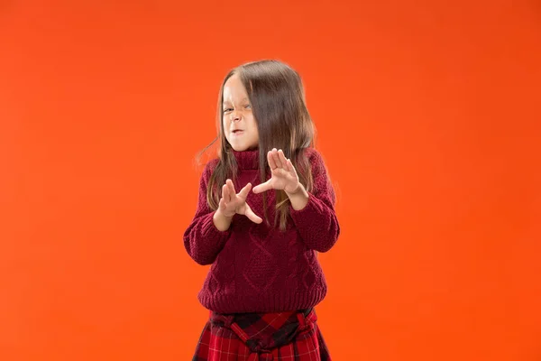 Portret van boze tiener meisje op studio achtergrond — Stockfoto