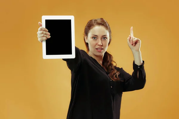 Portrét jistý neformální dívka zobrazení prázdné obrazovky notebooku přes studio pozadí, samostatný — Stock fotografie