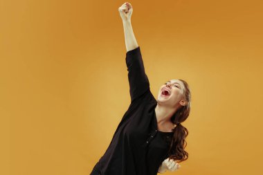 Kazanan başarılı kadın mutlu kendinden geçmiş bir kazanan olmak kutluyor. Dinamik enerjik görüntü kadın modeli