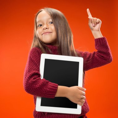 Stüdyo zemin üzerine tablet ile küçük kız