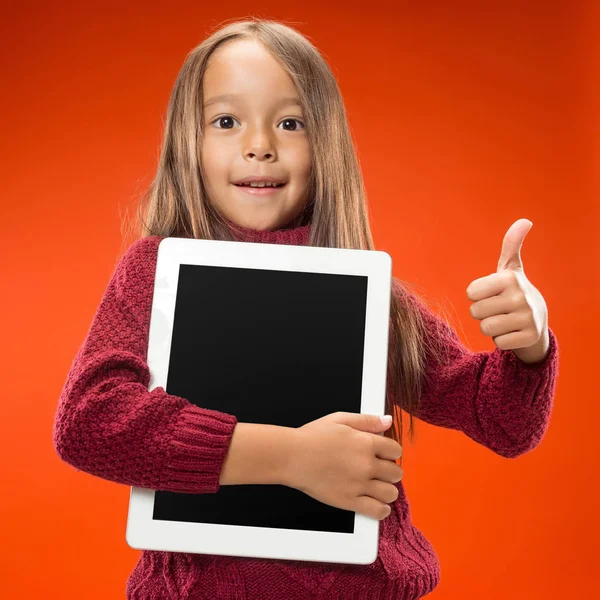 Λίγο αστείο κορίτσι με tablet σε φόντο στούντιο — Φωτογραφία Αρχείου