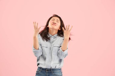 Güzel kadın arıyor şaşırttı ve izole üzerinde pembe şaşkın