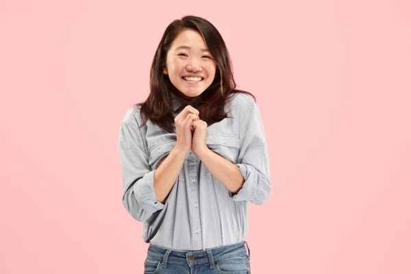 Hermosa mujer mirando sorprendido aislado en rosa — Foto de Stock