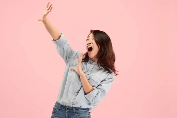 Retrato de la mujer asustada en rosa —  Fotos de Stock