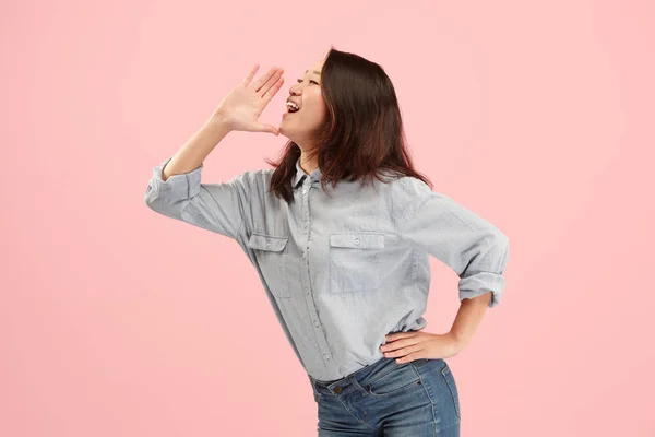 Isolado em rosa jovem casual mulher gritando no estúdio — Fotografia de Stock