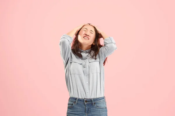 Schöne Frau sieht überrascht und verwirrt isoliert auf rosa — Stockfoto