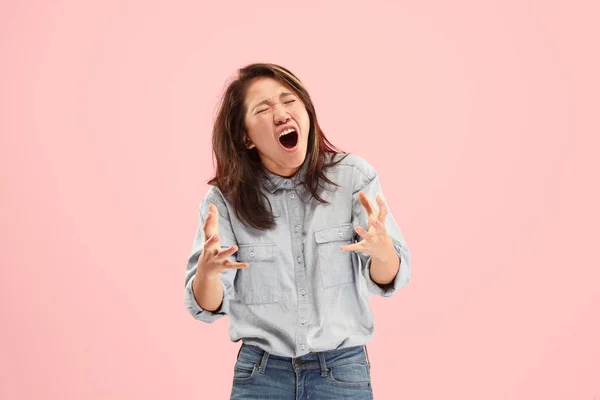 La joven mujer enojada emocional gritando en el fondo del estudio — Foto de Stock