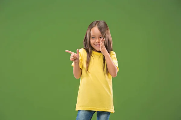 De jonge tiener meisje een geheim achter haar hand fluisteren — Stockfoto