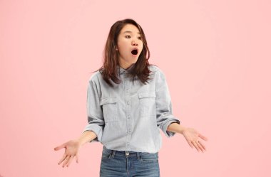 Güzel kadın arıyor şaşırttı ve izole üzerinde pembe şaşkın