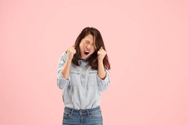 Güzel kadın arıyor şaşırttı ve izole üzerinde pembe şaşkın