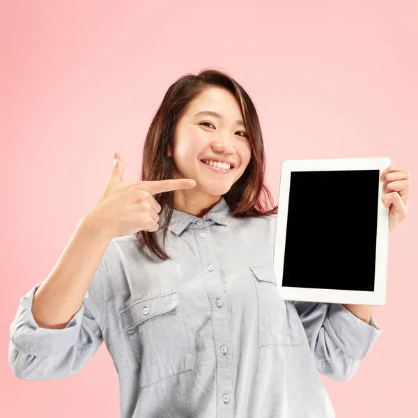 Portrét Jistý Neformální Dívka Ukazuje Prázdnou Obrazovku Notebooku Izolované Růžové — Stock fotografie