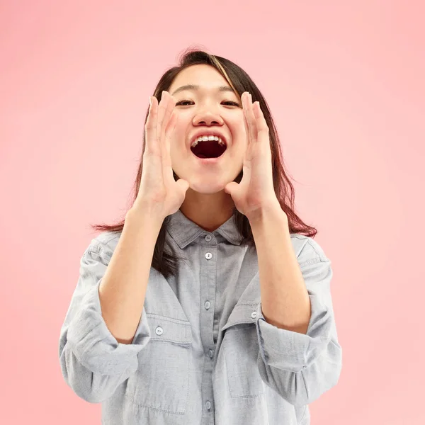 Isolado em rosa jovem casual mulher gritando no estúdio — Fotografia de Stock